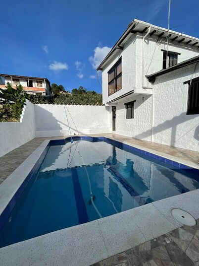 Apartamento campestre con piscina, jacuzzi y baño turco a15 min área urbana Med.