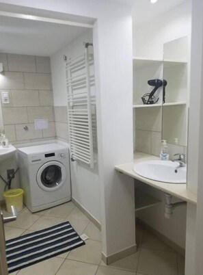 Hårføner, håndklær, såpe og toalettpapir