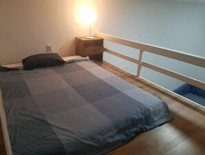 3 bedrooms, iron/ironing board, WiFi, bed sheets - Big COZY - Skyfall Apartment 3 BDRM 6 BEDS 1&Half Baths (Budapest)