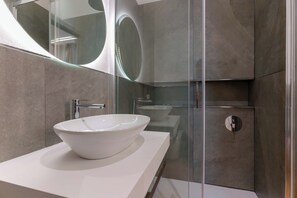 Superior-værelse | Badeværelse | Bruser, brusehoved med spredningseffekt, gratis toiletartikler