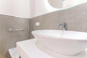 Superior Room | Bathroom | Shower, rainfall showerhead, free toiletries, hair dryer - Aqua Comfort Rooms - Eja Sardinia (Cagliari)