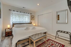 2 soverom, skrivebord, strykejern/-brett og reiseseng for barn