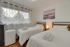 3 bedrooms, desk, iron/ironing board, travel crib