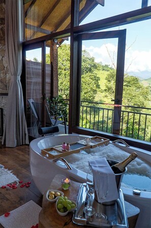 Premium bedding, pillow-top beds, individually decorated - Monte Mauá Chalés (Resende)
