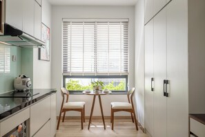 Comfort Studio | In-room dining