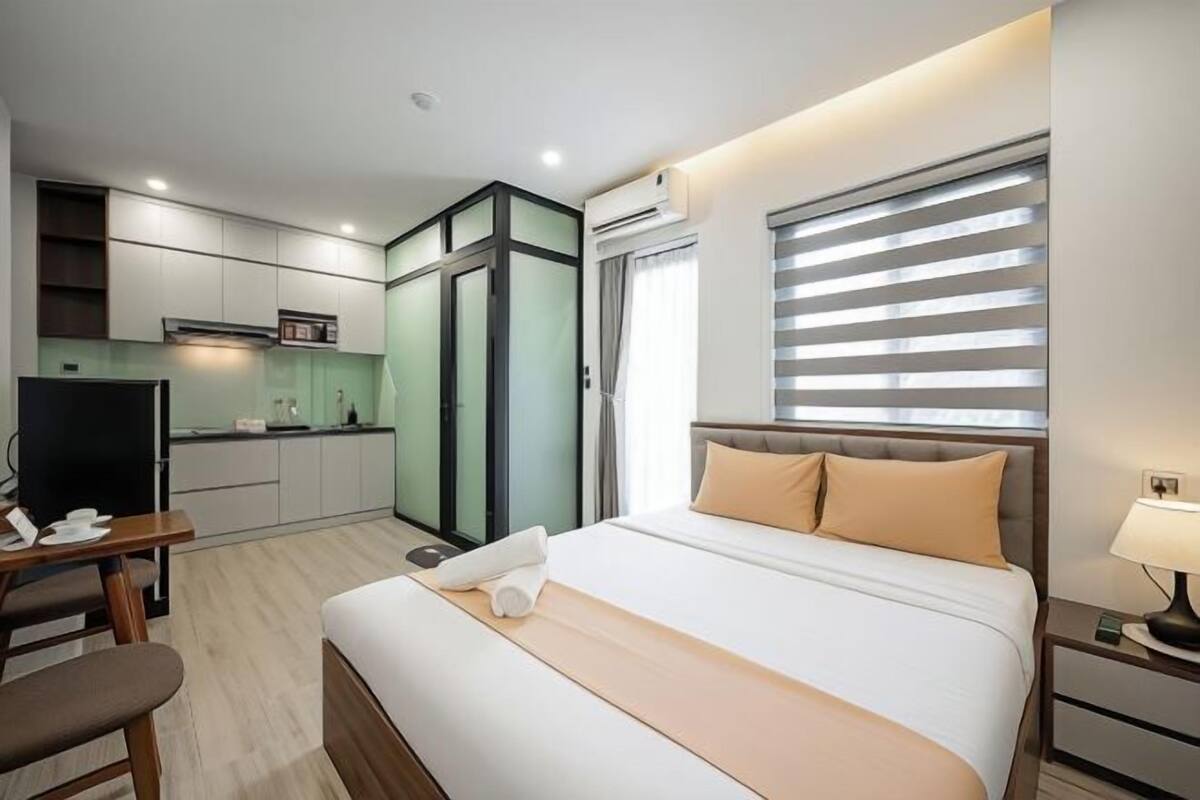 Premium bedding, desk, free WiFi