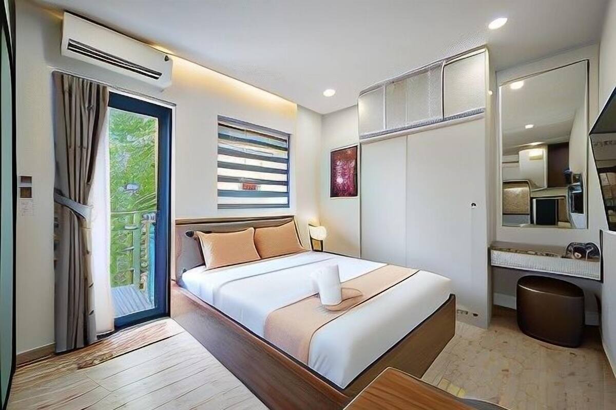Premium bedding, desk, free WiFi