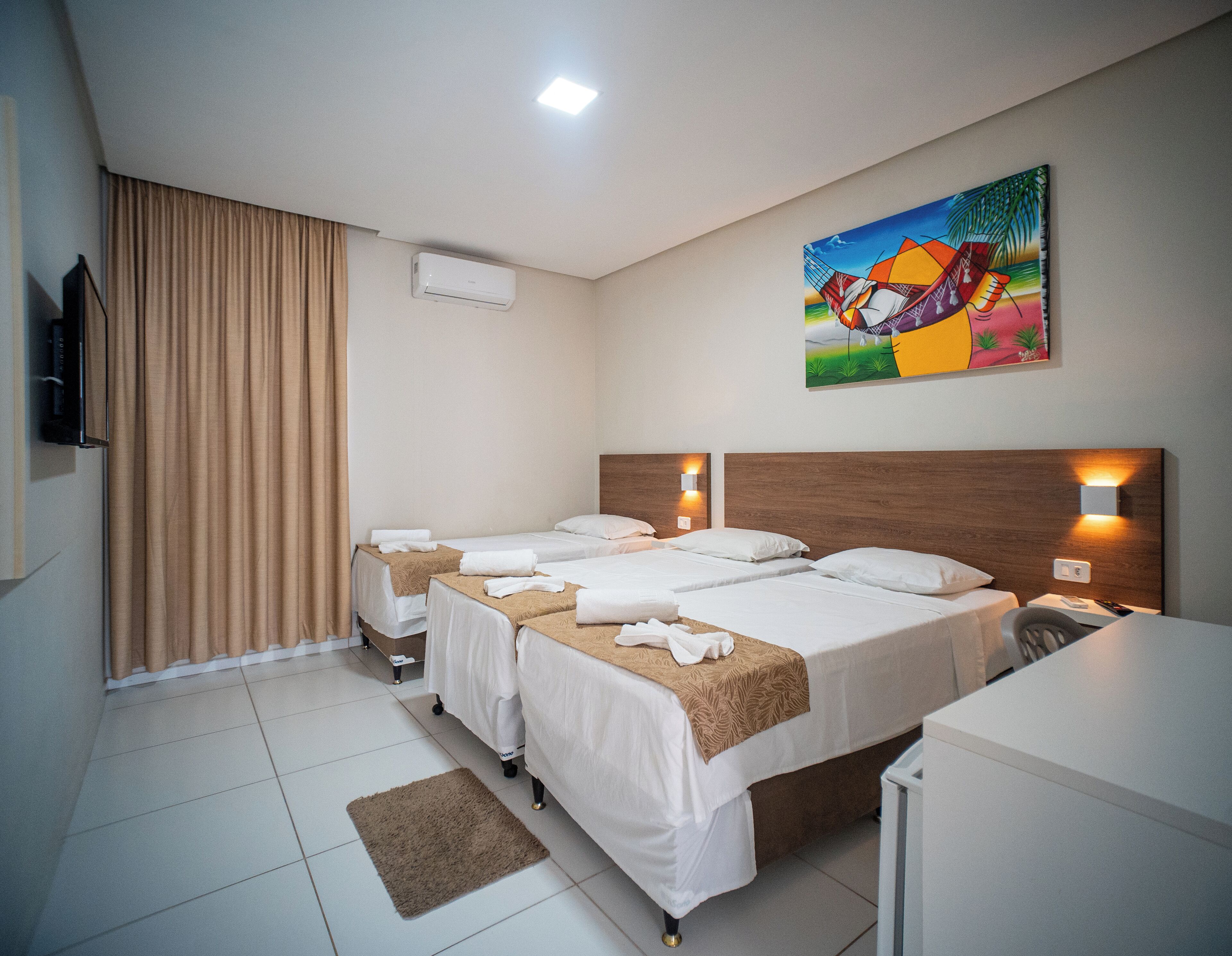 Quarto Triplo Solteiro | Quartos à prova de som, Wi-Fi de cortesia, roupa de cama