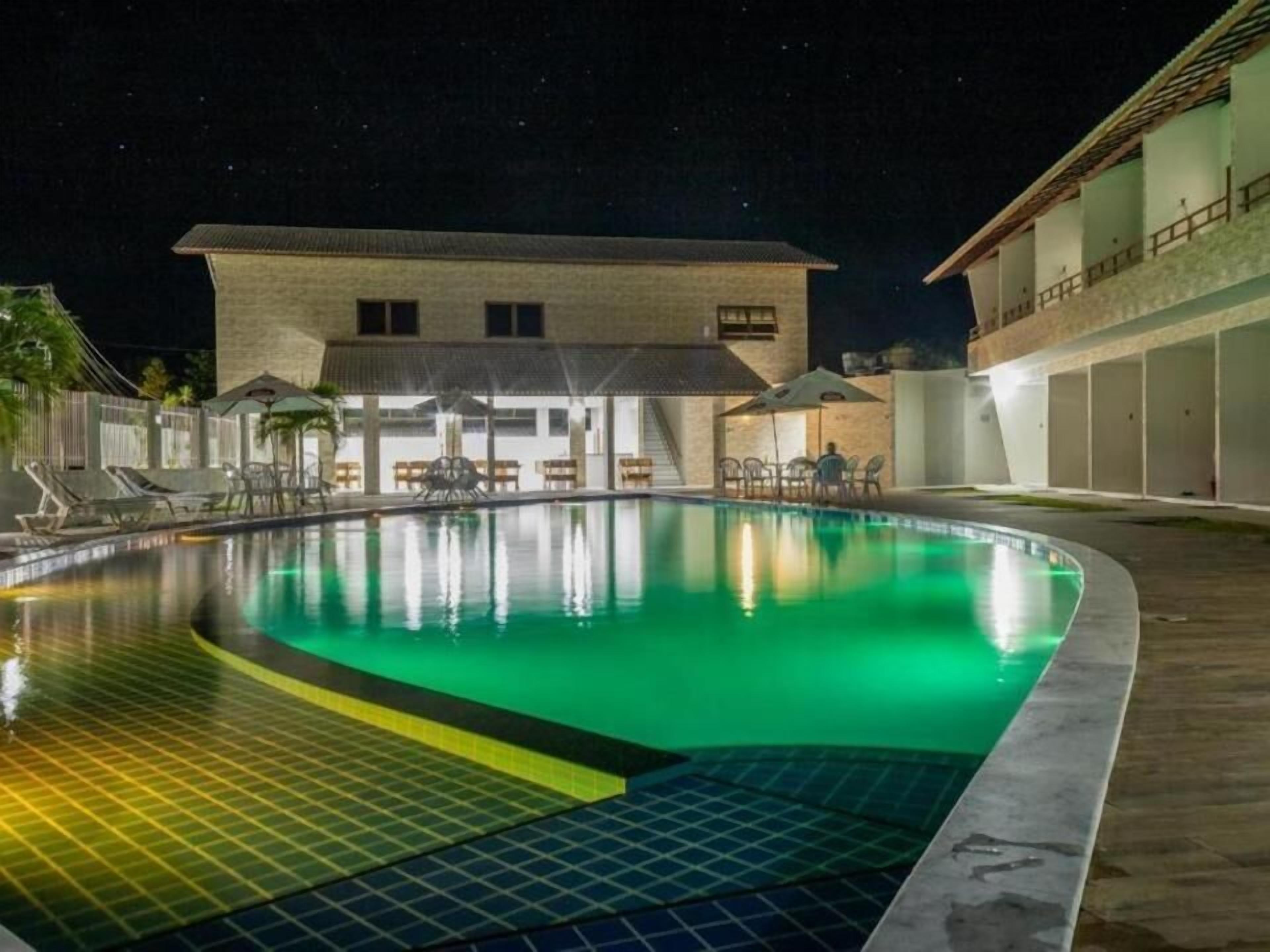 住宿正面 - 傍晚/夜晚