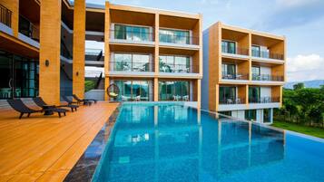Deluxe Double or Twin Room | Living area