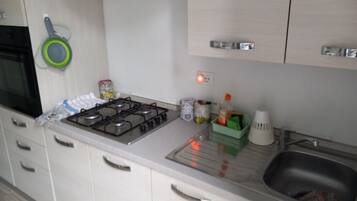 Kühlschrank, Mikrowelle, Ofen, Geschirrspüler