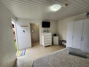 6 habitaciones, caja de seguridad en la habitación y escritorio