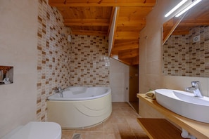 Bathtub, hair dryer, towels, soap - View Mare Maroulas,pool,Near tavern & minimarket (Maroulas)