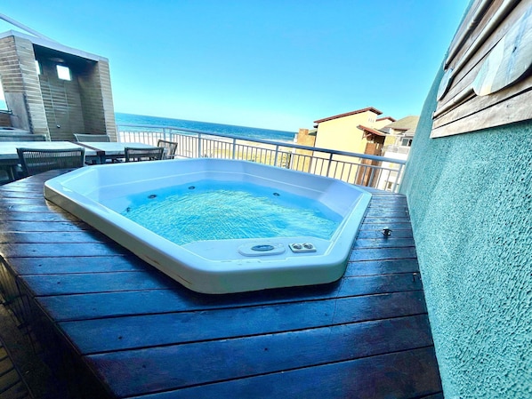 Apartment | Outdoor spa tub