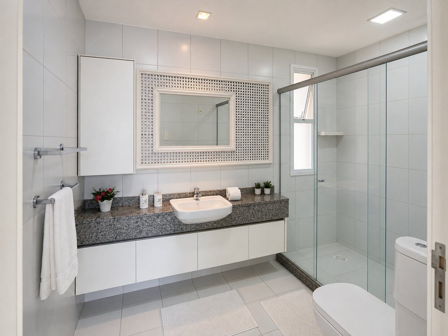 Ein modernes Badezimmer mit einer freistehenden Badewanne, einer Duschkabine aus Glas und einem Waschbecken mit Granitplatte.