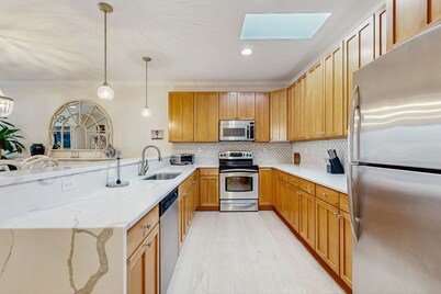 Bayville Shores townhome with fabulous resort amenities and water views