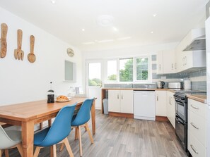 Fridge, dishwasher, electric kettle, toaster - The Old Forge (Saltash)