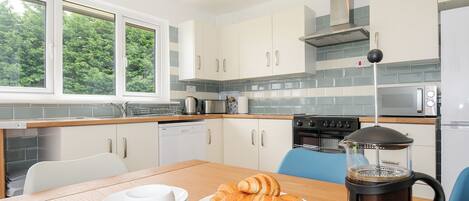 Kjøleskap, oppvaskmaskin, vannkoker og brødrister