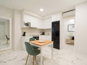 Fridge, microwave, oven, stovetop - Loft Estudio near Las Canteras beach (Las Palmas de Gran Canaria)