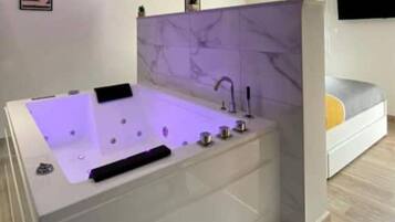 Secadora de cabello, toallas, jabón, papel de baño