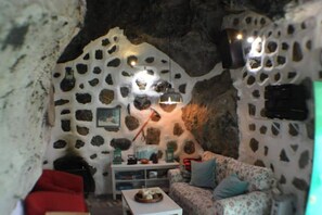 Smart-TV, peis, DVD-spiller og bøker