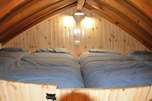 1 chambre, coffre-fort, fer et planche à repasser, lit de bébé portatif