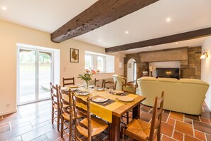 Dining - Gîte de Kerduraison - Maison avec grand jardin (Ploumilliau)