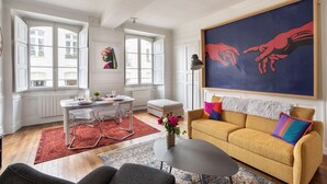 Una sala de estar con sofá, una mesa de centro y un comedor con mesa y sillas.