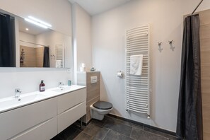 Séchoir à cheveux, serviettes fournies