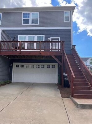 Exterior - Spacious 3-level, 4-bdrm condo with free parking. (Charlotte)