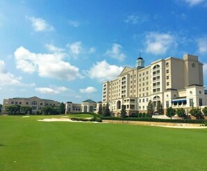 Exterior - Spacious 3-level, 4-bdrm condo with free parking. (Charlotte)