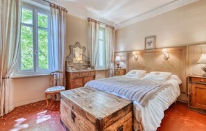 2 bedrooms, desk, iron/ironing board, free WiFi - Appartement de Charme Dans Maison de Ville, Climatisé, Grande Terrasse (Aix-en-Provence)