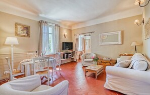 Smart TV, books, stereo, computer monitors - Appartement de Charme Dans Maison de Ville, Climatisé, Grande Terrasse (Aix-en-Provence)