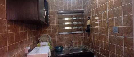 Een koelkast, een magnetron, een kookplaat, een waterkoker