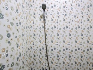 Quarto casal luxo | Banheiro | Chuveiro, toalhas de banho, sabonete 