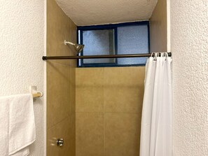 Economy-Apartment | Badezimmer | Dusche, Regendusche, Seife, Shampoo