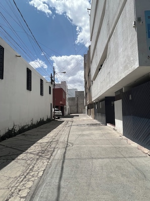 Appartement Ăconomique, 1 chambre, accessible aux personnes Ă mobilitĂ© rĂ©duite | Vue sur la rue