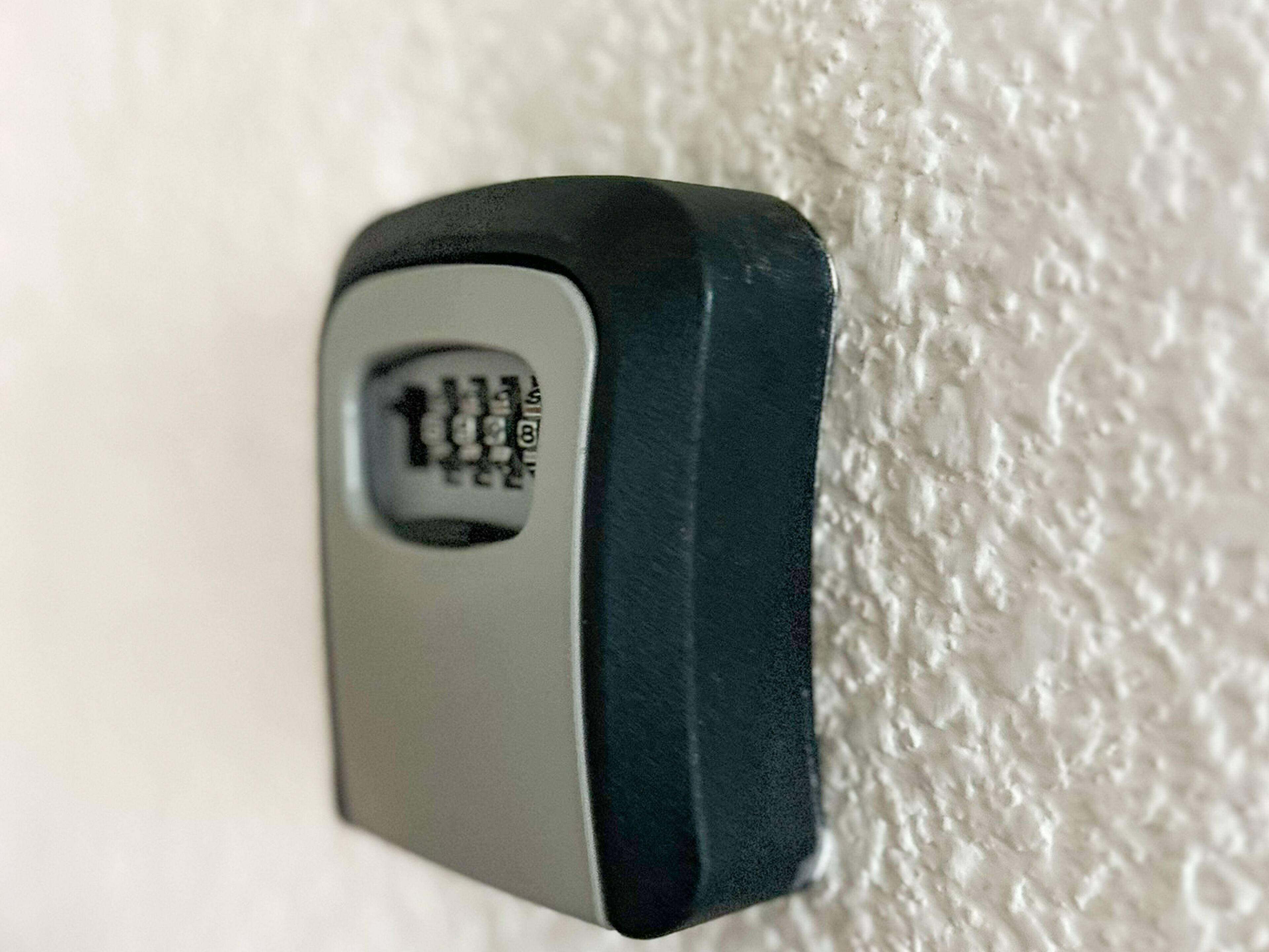 Cerradura electrónica en una pared con textura.