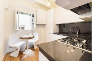 Apartamento clásico | Cocina privada | Frigorífico, horno y placa de cocina