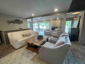 Smart-TV, Kamin, Videospiele, Tischfußball