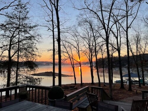 Experience Smith Lake near Jasper.  No steps to water! 4br/3ba