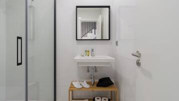 SĂšche-cheveux, serviettes fournies, savon, papier toilette