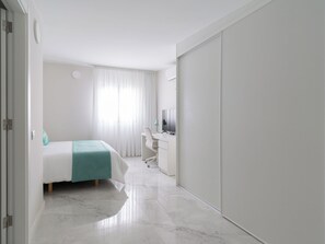 2 Schlafzimmer, Zimmersafe, Schreibtisch, Bügeleisen/Bügelbrett