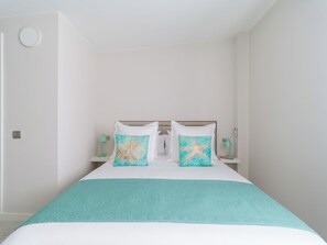 2 bedrooms, in-room safe, desk, iron/ironing board