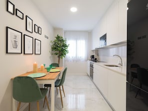 Fridge, microwave, oven, stovetop - Duplex 2 Bedrooms near Las Canteras beach (Las Palmas de Gran Canaria)