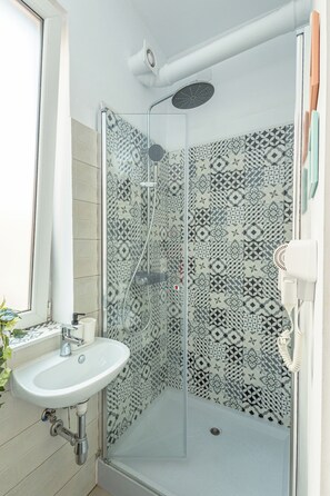 Shared bathroom - First Hostel Bucur 21 (Bucharest)