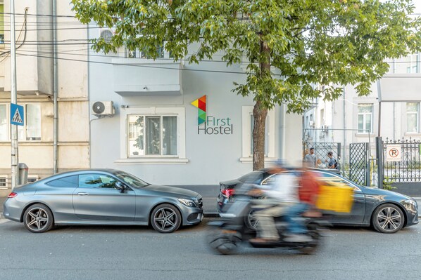 Front of property - First Hostel Bucur 21 (Bucharest)