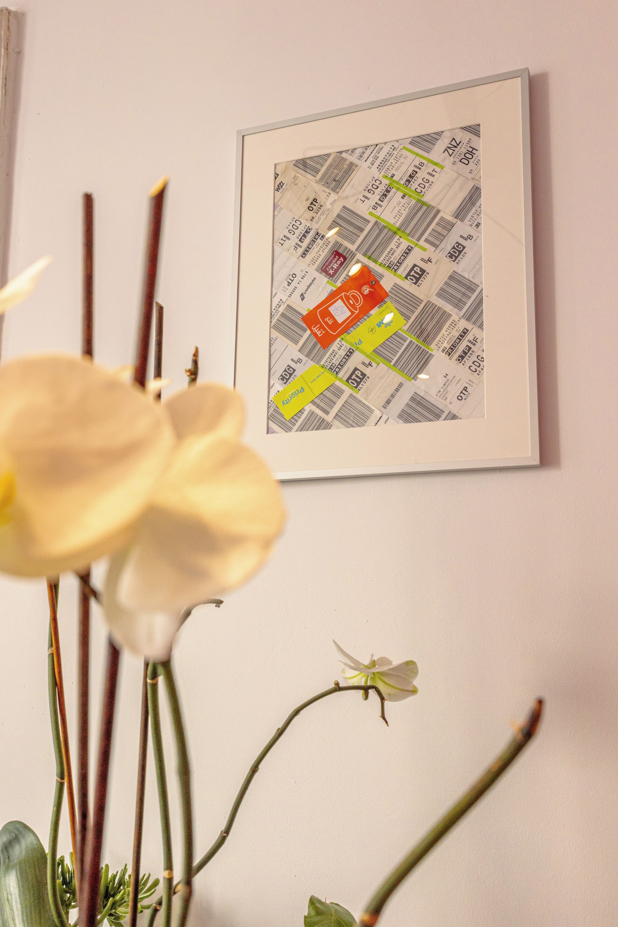 Un mapa enmarco con texto legible y un jarrón con flores en primer plano.