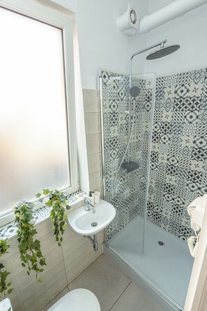 Shared bathroom - First Hostel Bucur 21 (Bucharest)