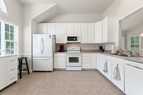 Spacious 4 bed home in lovely Bay Creek neighborhood, Cape Charles